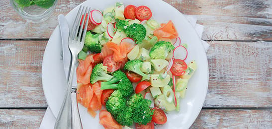 Recept van het Voedingscentrum: Maaltijdsalade met zalm en groente