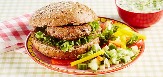 Recept van het Voedingscentrum: Hamburger met groente en yoghurtdip