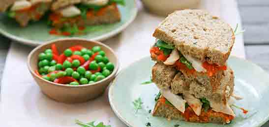 Recept van het Voedingscentrum: Paprikasandwich met kip en doperwtjessalade