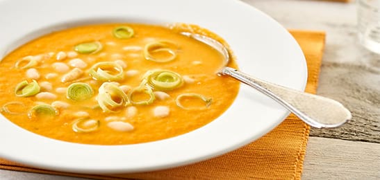 Recept van het Voedingscentrum: Witte-bonen-wortelsoep