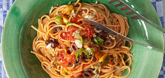 Recept van het Voedingscentrum: Pasta met noten en olijven