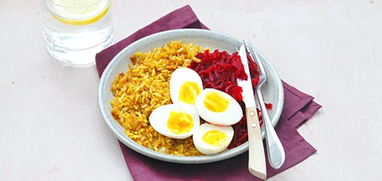 Recept van het Voedingscentrum: Kerrierijst met ei en rode bietjes