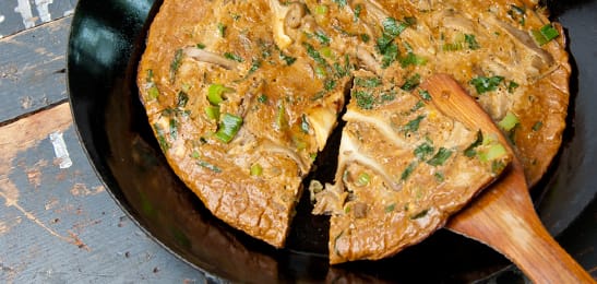 Recept van het Voedingscentrum: Omelet met oesterzwammen, salade en brood