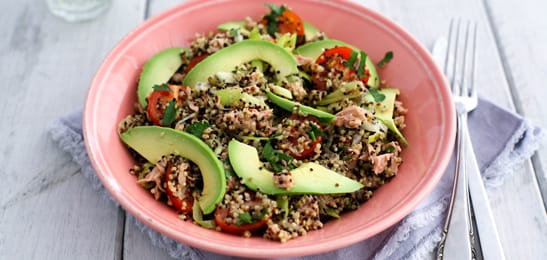 Recept van het Voedingscentrum: Quinoasalade met tonijn en avocado