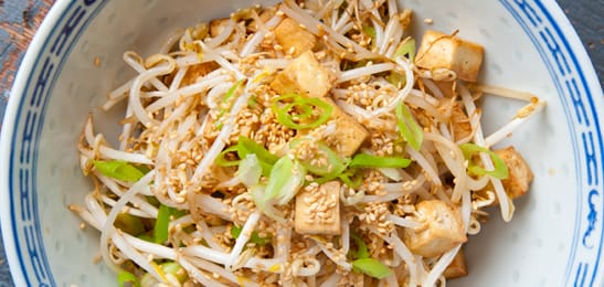 Recept van het Voedingscentrum: Tofu met taugé en champignons