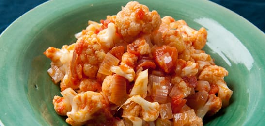 Recept van het Voedingscentrum: Bloemkoolroosjes in tomatensaus, hamlapje en aardappelen