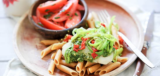 Recept van het Voedingscentrum: Italiaans vispakketje met tomatensalade en penne