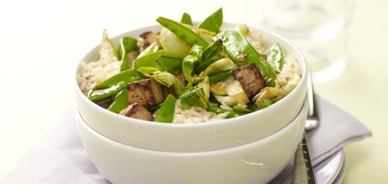 Recept van het Voedingscentrum: Groene roerbakschotel met tofu en zilvervliesrijst