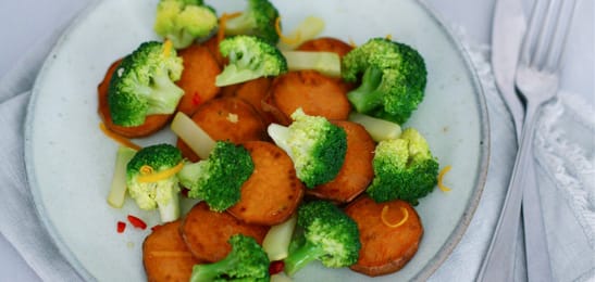 Recept van het Voedingscentrum: Zoete aardappel met broccoli en sinaasappeldressing
