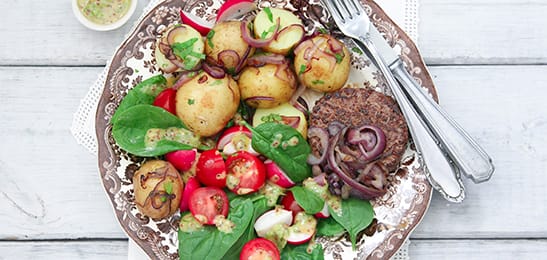 Recept van het Voedingscentrum: Gegrild tartaartje met spinaziesalade en nieuwe aardappeltjes