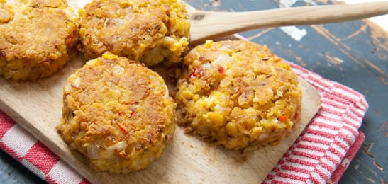 Recept van het Voedingscentrum: Kikkererwtenburgers met couscous en broccoli