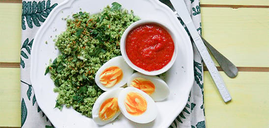Recept van het Voedingscentrum: Broccolicouscous met tomatensaus en eieren