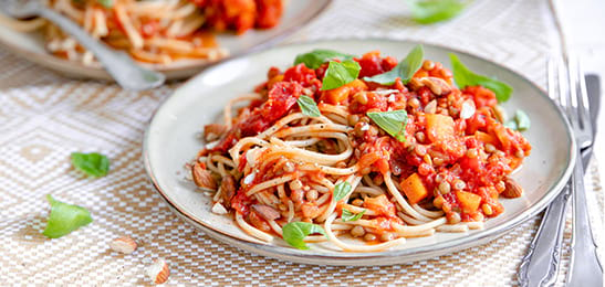 Recept van het Voedingscentrum: Spaghetti met tomaten-linzensaus en basilicum