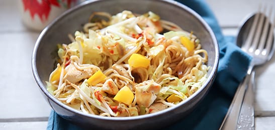 Recept van het Voedingscentrum: Kip met noedels in de wok