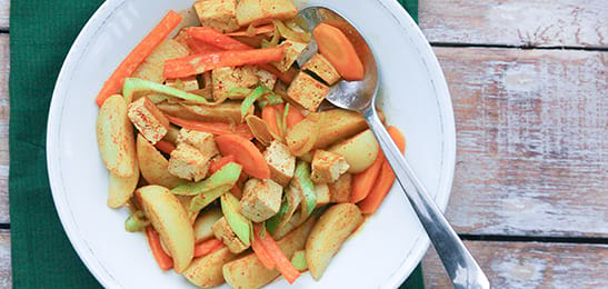 Recept van het Voedingscentrum: Aardappelstoofschotel met kruidige tofu
