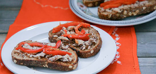 Recept van het Voedingscentrum: Crostini met paprika en sardinepuree