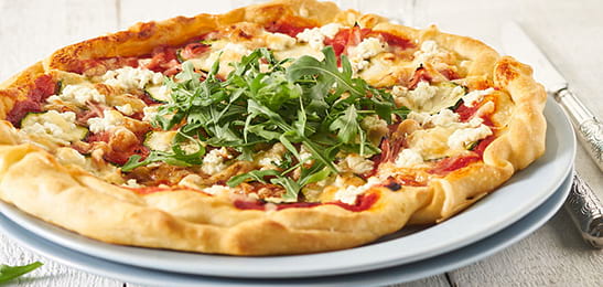 Recept van het Voedingscentrum: Pizza met tomaat, courgette en rucola