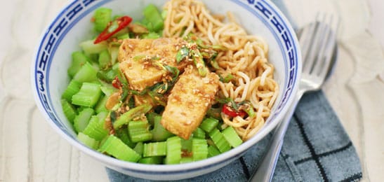 Recept van het Voedingscentrum: Gebakken tofu met pittige saus