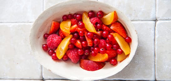 Recept van het Voedingscentrum: Fruitsalade met aardbeiendressing