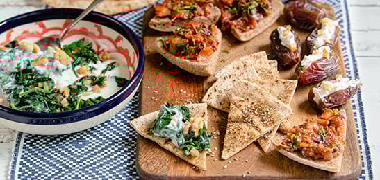 Recept van het Voedingscentrum: Knapperige za'atar crackers met yoghurt-spinaziedip
