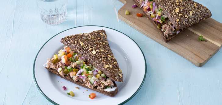 Recept van het Voedingscentrum: Broodje tonijn met augurkensalsa