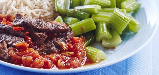 Recept van het Voedingscentrum: Geroerbakte rundvleesreepjes met pittige tomatensaus
