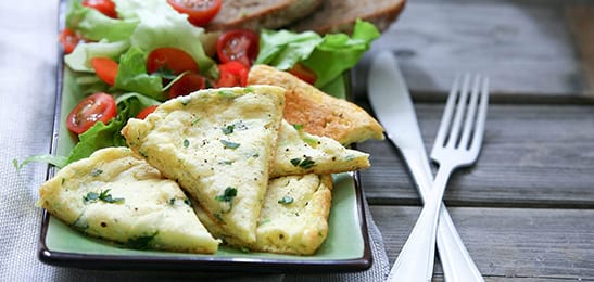 Recept van het Voedingscentrum: Luchtige kruidenomelet met salade en brood