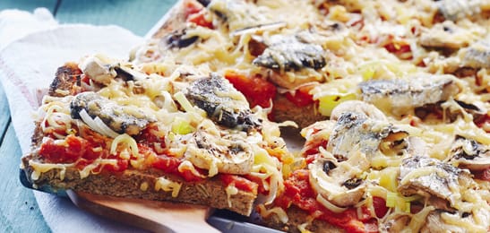 Recept van het Voedingscentrum: Broodpizza met sardientjes en champignons