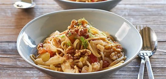 Recept van het Voedingscentrum: Spaghetti met venkel-uiensaus en noten