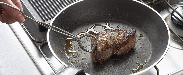 Bak je vlees altijd goed gaar om voedselinfecties te voorkomen
