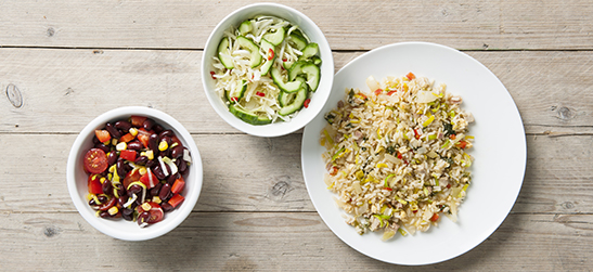 Bonensalade als lunch (paprika, tomaat, prei) + warme maaltijd van nasi goreng (prei, ui) en schaaltje witte kool met atjar tjampoer