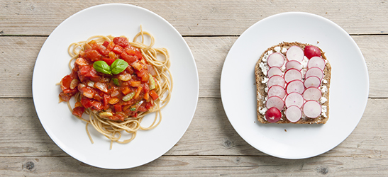Volkoren boterham met hüttenkäse en radijs + spaghetti met pastasaus (2 tomaten, 1/3 paprika, 1/2 ui en 1/2 stengel bleekselderij.