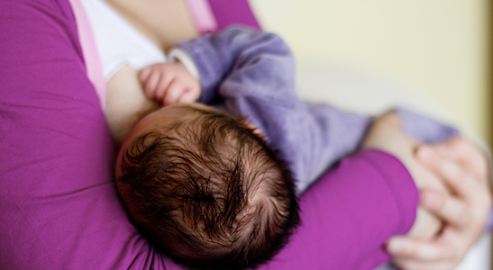 Sommige vrouwen hebben de eerste weken na de geboorte van hun baby te veel moedermelk. Wat te doen?