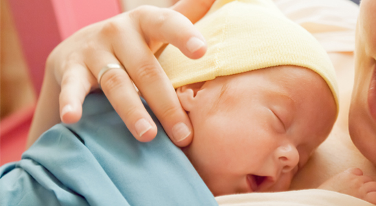 Een baby heeft het meeste voordeel als hij ten minste 6 maanden borstvoeding krijgt, maar elke week telt mee.