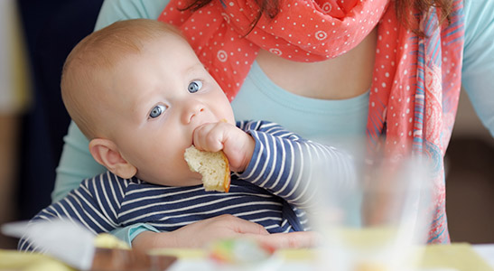 Een baby mag tussen 4 en 6 maanden brood eten maar begin voorzichtig.