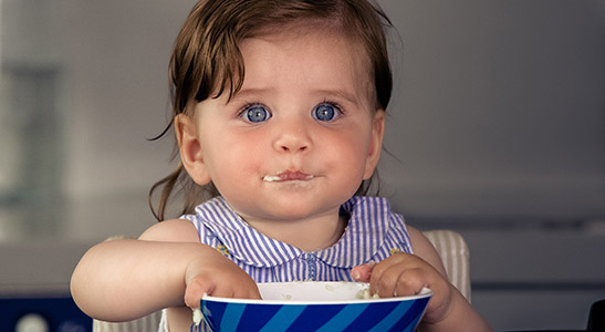 Met de Rapley-methode eet je baby zelf stukjes eten.