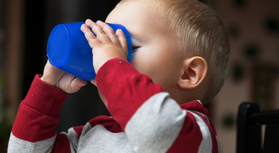 Vanaf 6 maanden kun je je kind langzaam water gaan aanbieden. 