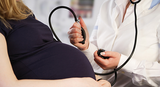 Je hoeft niet veel te merken van een hoge bloeddruk tijdens de zwangerschap.