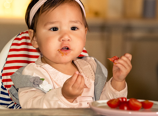 Snijd cherrytomaatjes en druiven in de lengte doormidden voor je kind