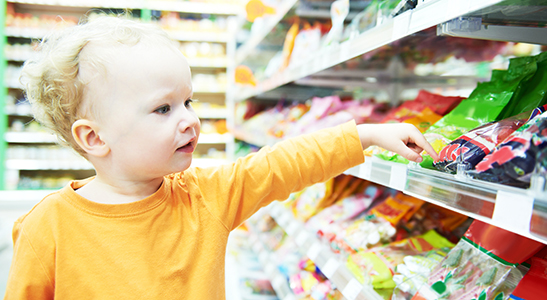 Een kind dat snoep wil in de supermarkt. Wat doe je?