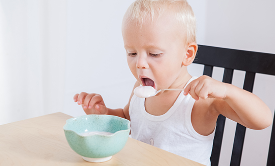 Een klein schaaltje (50 tot 100 milliliter) magere yoghurt is een goed toetje voor je kind.