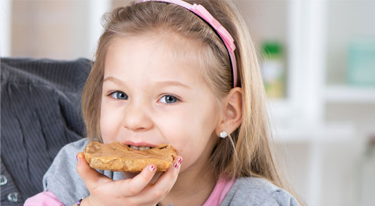 Je verkleint de kans dat je kind een voedselallergie krijgt bijvoorbeeld voor pinda's, door zo veel mogelijk verschillende soorten voedsel aan te bieden. 