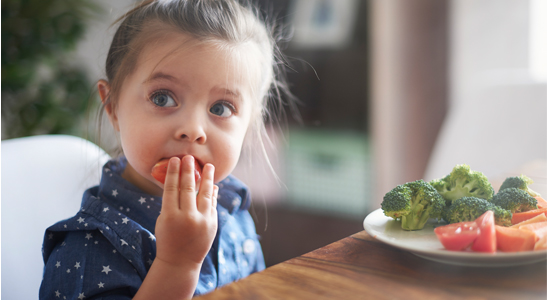 Gezond eten met groente en fruit is belangrijk voor een opgroeiend kind.