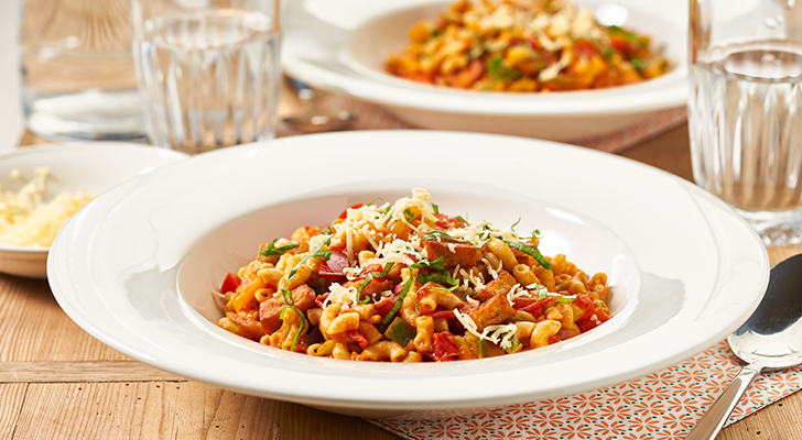 Macaroni met tomaten-paprikasaus en tofu