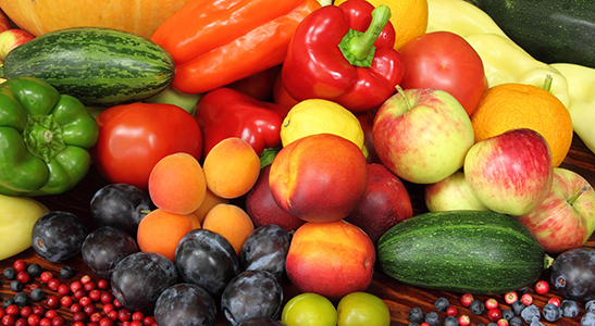 In smoothies zitten minder voedingsstoffen en veel suiker. Fruit en groente kun je daarom beter eten dan drinken.