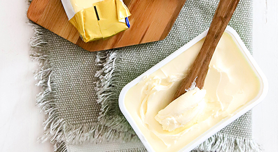 halvarine en margarine hebben de voorkeur boven roomboter. In roomboter zit veel verzadigd vet
