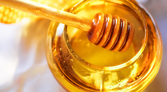 Honing is veilig voor iedereen ouder dan 1 jaar. Ook zwangere vrouwen kunnen honing eten.