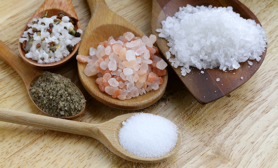 Te veel zout eten verhoogt de kans op een hoge bloeddruk. Dit geldt ook voor zeezout, Himalayazout en Keltisch zout.