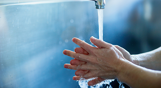 Handen wassen met desinfecterende zeep of handreiniger is niet nodig. Het is voldoende om je handen goed te wassen met water en normale zeep. In een gewoon huishouden is het niet nodig om desinfecterende of antibacteriële middelen te gebruiken.