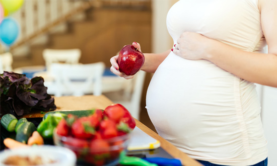 Vegetarisch eten kan prima als je zwanger bent. Let er wel op dat je genoeg voedingsstoffen binnenkrijgt.